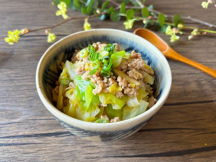 茶碗に盛られた春キャベツとひき肉のとろみあんかけ丼