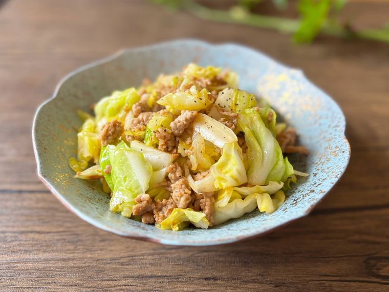 水色色の皿に盛られた春キャベツとひき肉の甘辛炒め