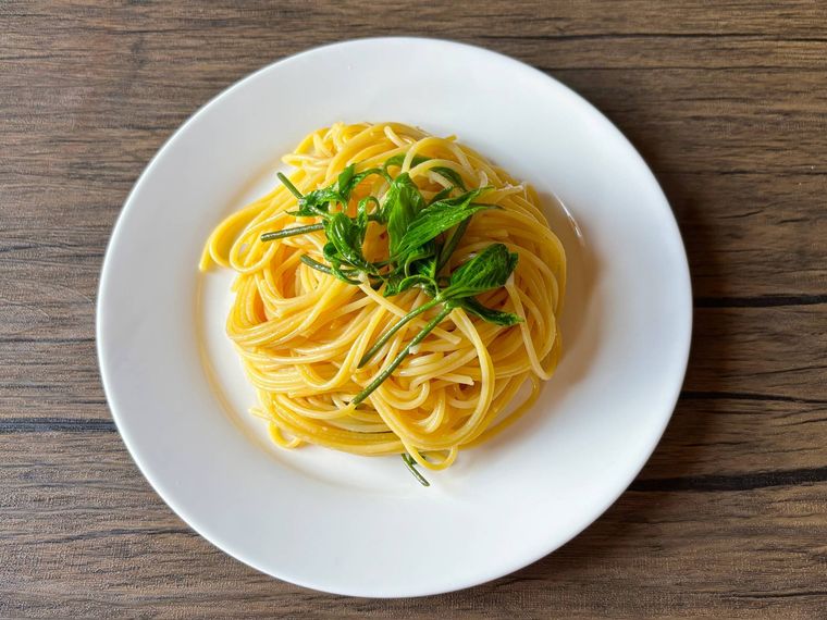 白色の丸皿に盛られたコシアブラのパスタ