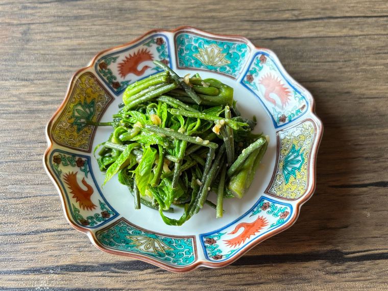 和皿に盛られたコシアブラのみそ和え