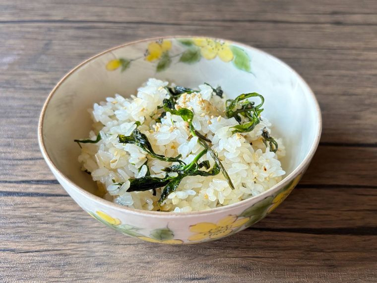 茶碗に盛られたコシアブラの混ぜごはん