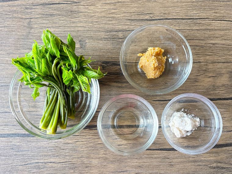 コシアブラのみそ和えの材料