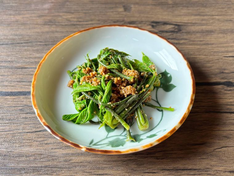 丸い和皿に盛られたコシアブラのごま和え