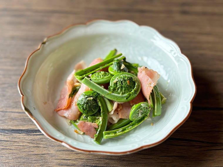 和皿に盛られたこごみとベーコンのガーリック炒め