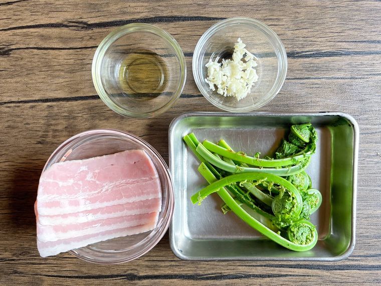 こごみとベーコンのガーリック炒めの材料