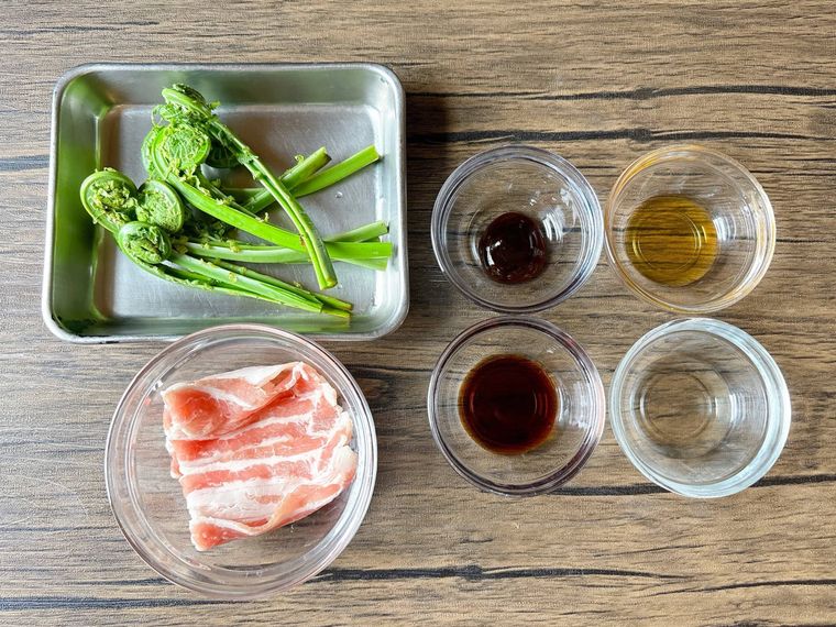 こごみと豚バラの中華炒めの材料