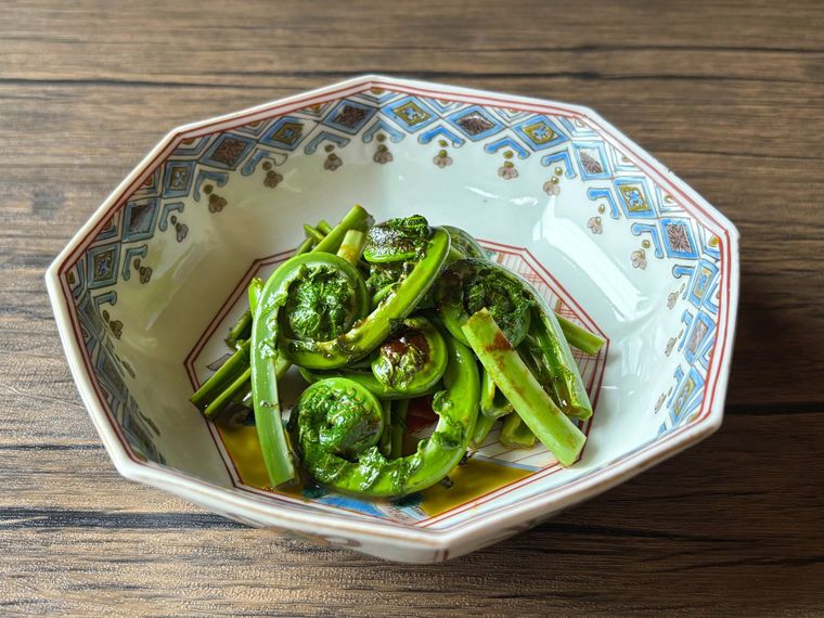 8角形の器に盛られたこごみのバター醤油炒め