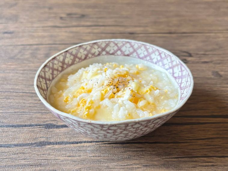 茶碗に盛られたチーズ卵雑炊