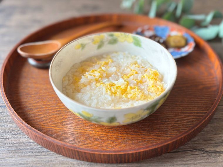 花柄の茶碗に盛られた卵雑炊