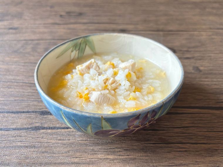 茶碗に盛られた鶏肉入り卵雑炊