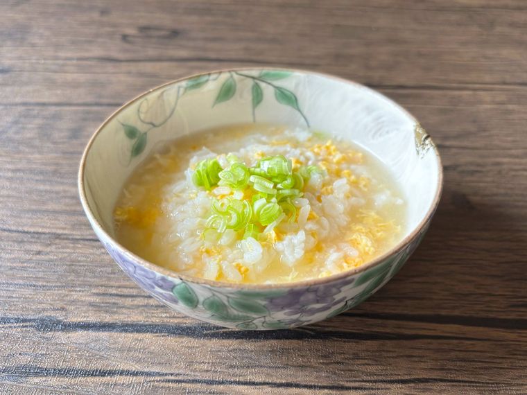 茶碗に盛られたねぎたっぷり卵雑炊