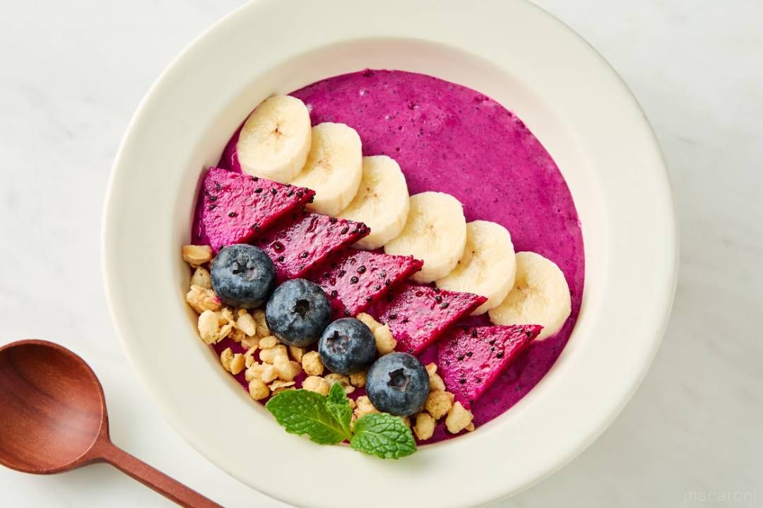 白いお皿に入ったピタヤボウル