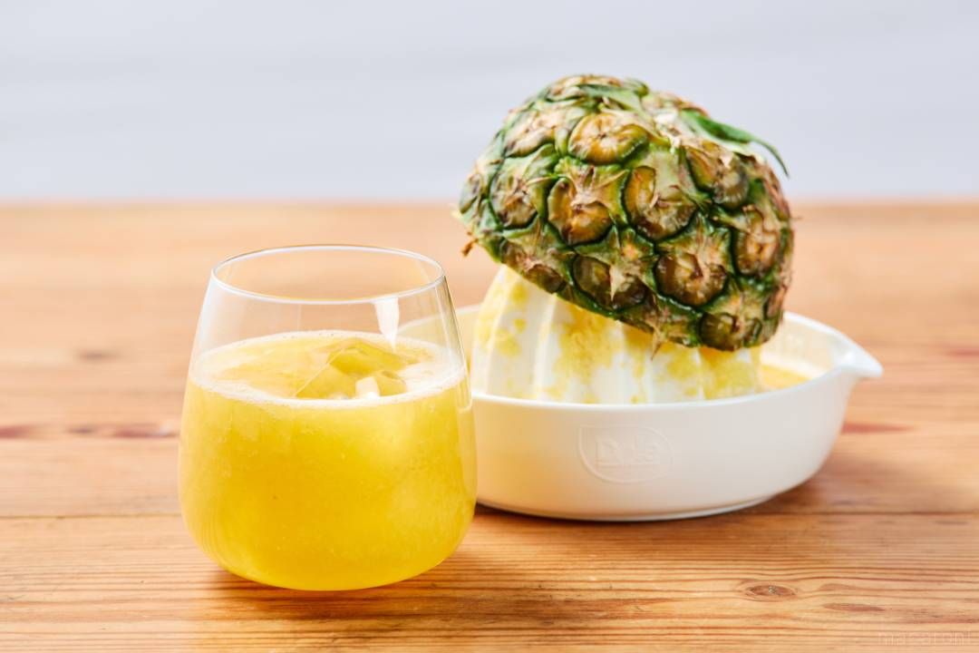 ドールのミニパインをスクイーザーで絞っている様子