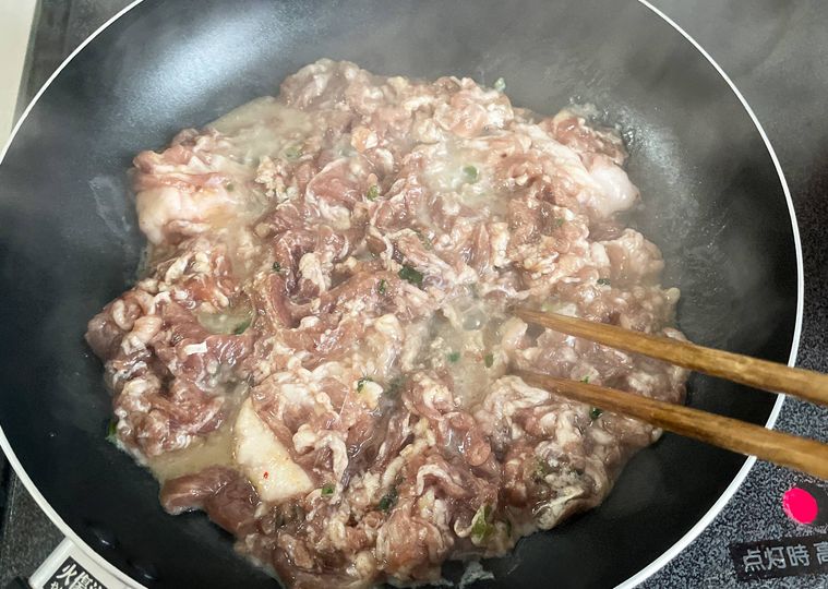 豚焼肉塩だれを炒めている様子