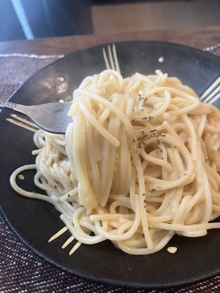 お皿に西洋料理店のかにクリームパスタソースを使ったパスタが盛られている様子