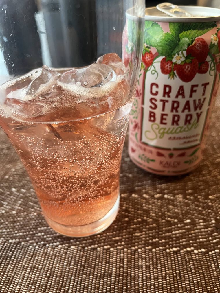 クラフトストロベリースカッシュをグラスに注いだ様子