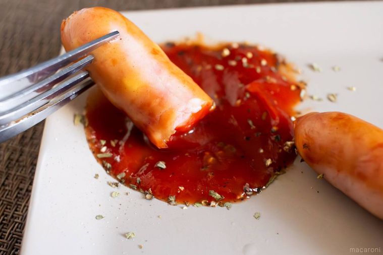 日本ハムシャウエッセン おいちぃぃぃぃぃぃずをケチャップに付けている様子