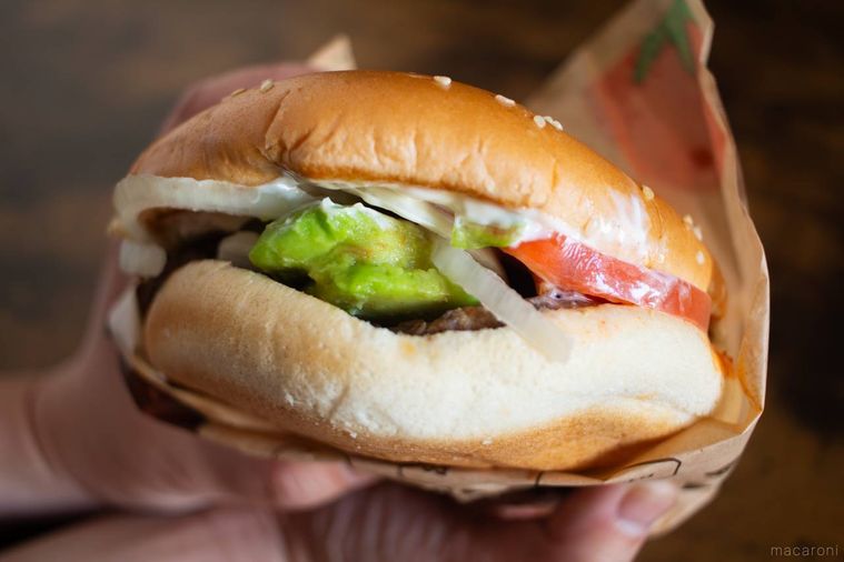 バーガーキングスパイシーサルサ アボカドワッパーを手に持っている