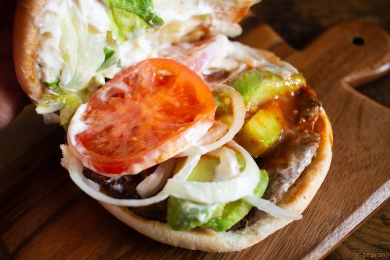 バーガーキングスパイシーサルサ アボカドワッパーのバンズを開いて具材を見せている様子