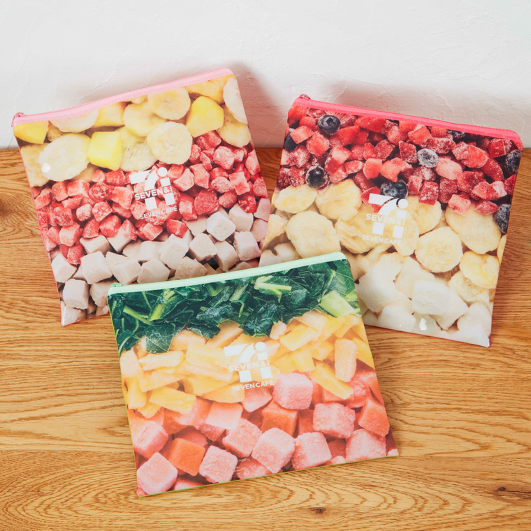 3種類のスムージーフラットポーチが並んでいる様子