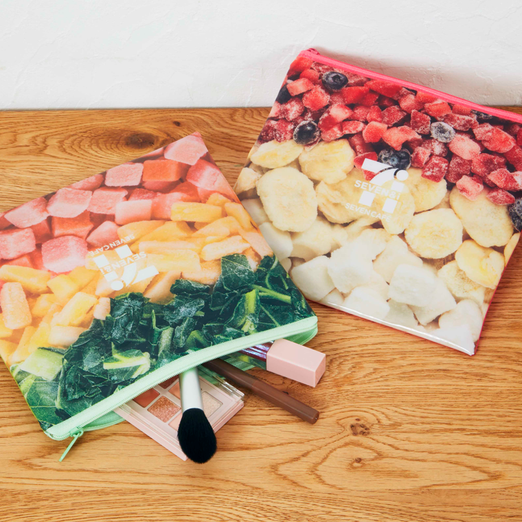 スムージーフラットポーチからコスメが飛び出している様子