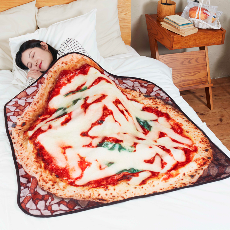 女性がゴールドシリーズブランケットをかけて眠っている様子