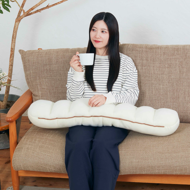 女性が膝の上にふんわりちぎりパンクッションをのせている様子