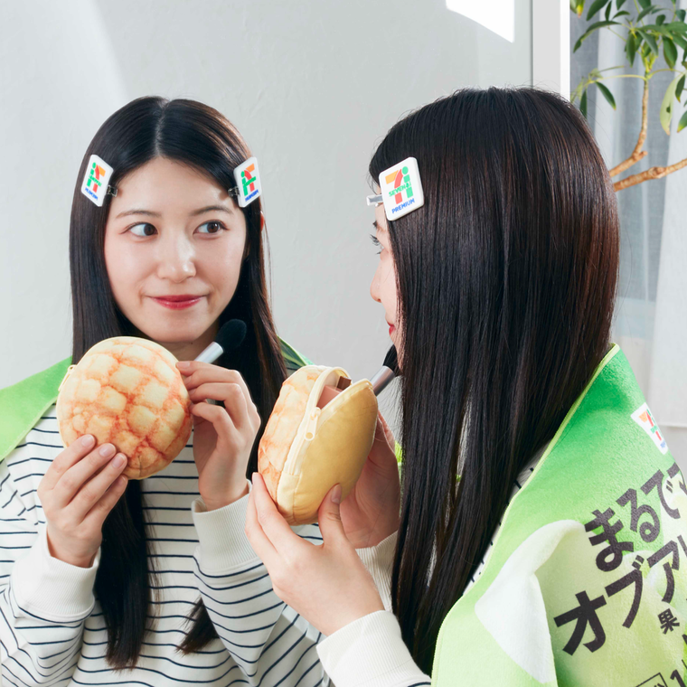 パンポーチを持った女性が鏡を見ている様子