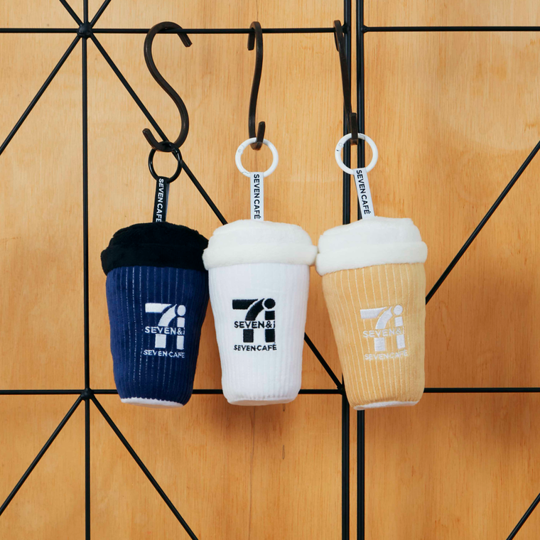 3種類のセブンカフェぬいぐるみチャームがS字フックに掛かっている様子