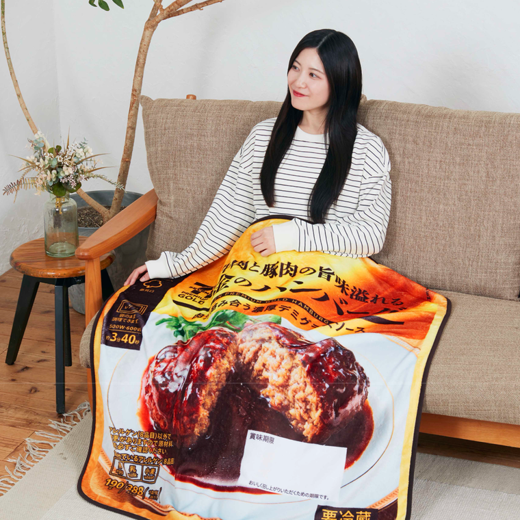 女性がゴールドシリーズブランケットを膝にかけて座っている様子