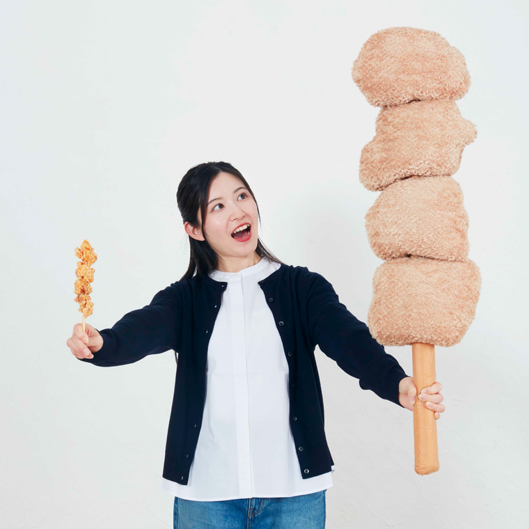 女性がBIGぬいぐるみからあげ棒を持っている様子