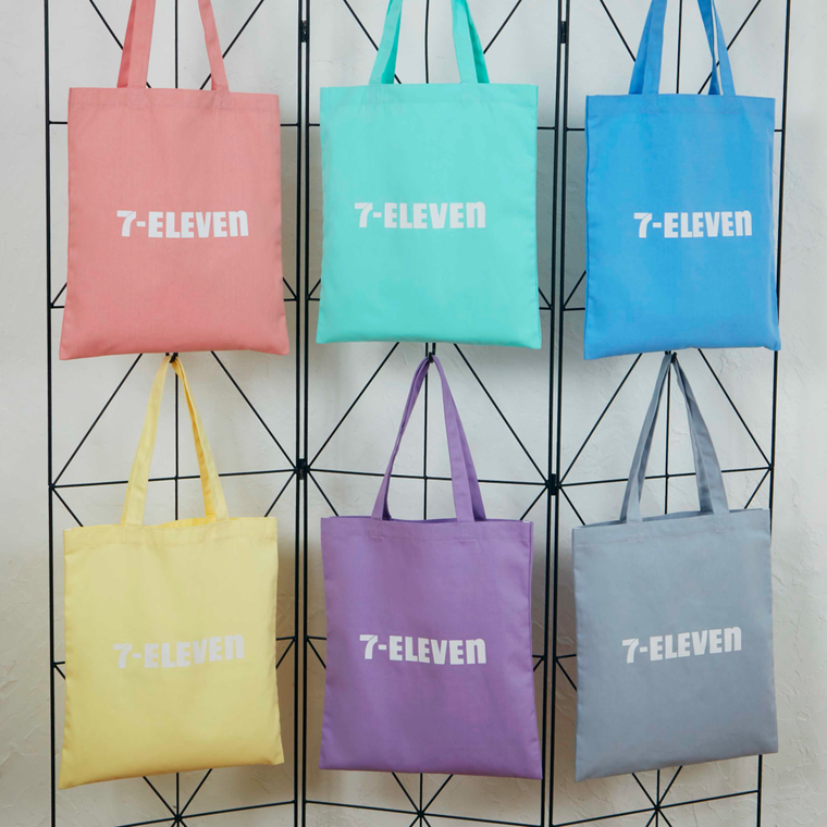 6種類のトートバッグが吊り下げられている様子