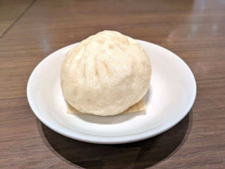 白い皿に盛られた豚まん