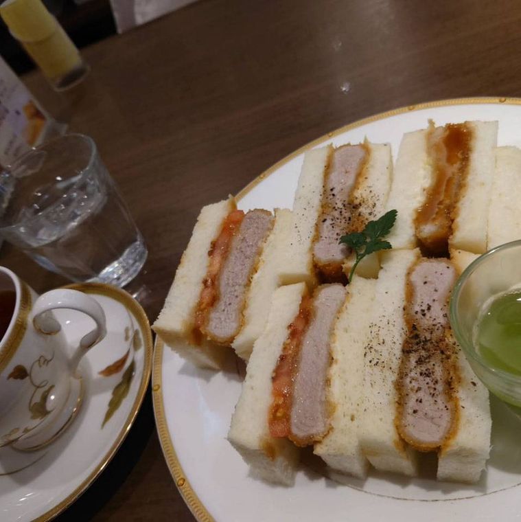 白いお皿に盛られたヘレカツサンド