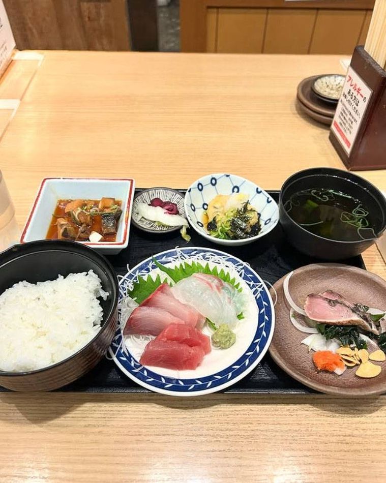 黒いお盆にのせられたふじの刺身定食