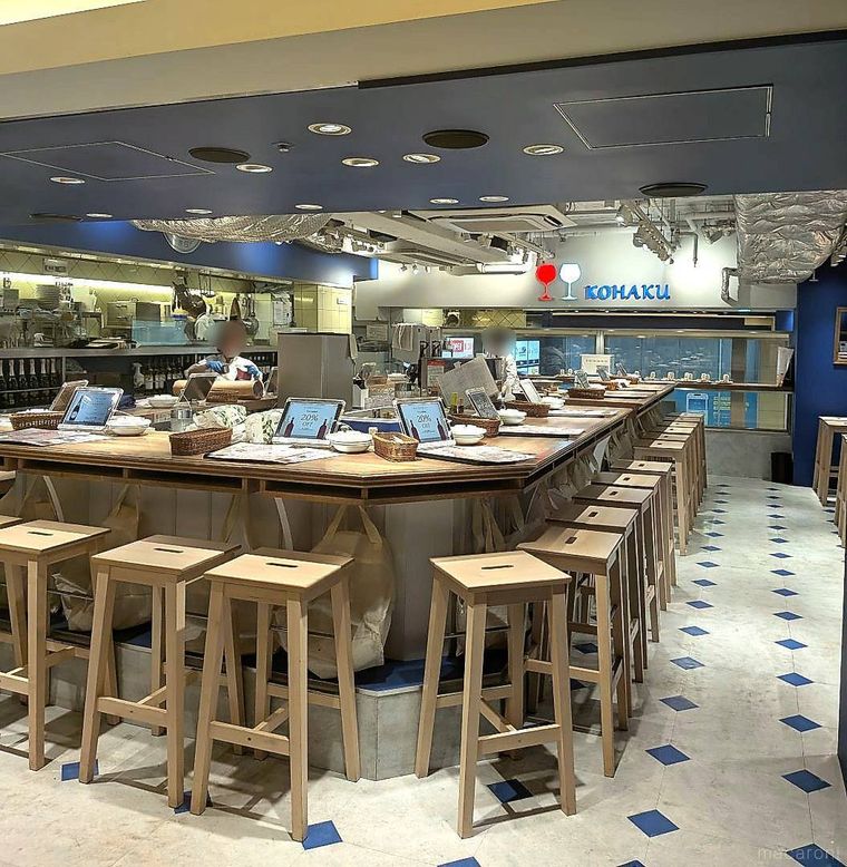 カウンター席が並ぶ赤白 天王寺ミオプラザ館店の店内