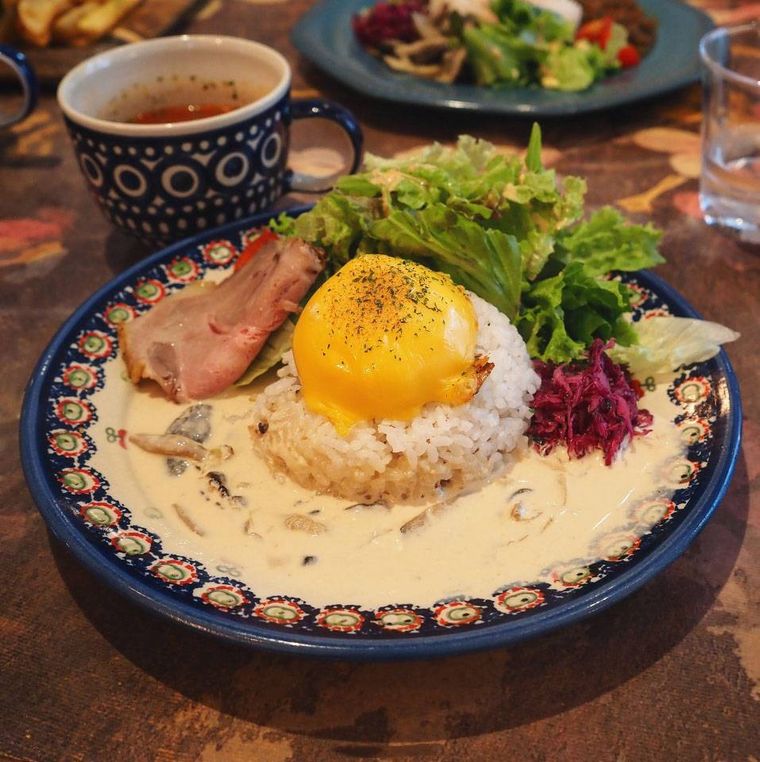 ブルーの器に盛られたリゾットオムライス