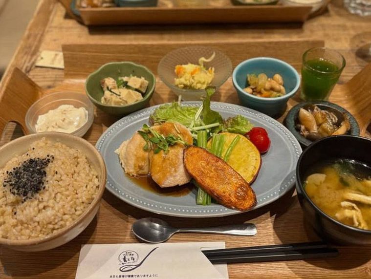 木のトレイにのせられた二十四節気の健康定食