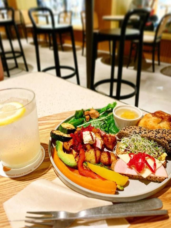 プレートに盛られたデニッシュタイムプレートとエルダーフラワースカッシュ