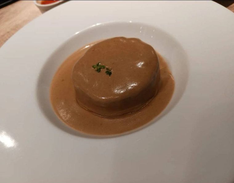 白いお皿に盛られた大根 ポルチーニ茸のクリームソース