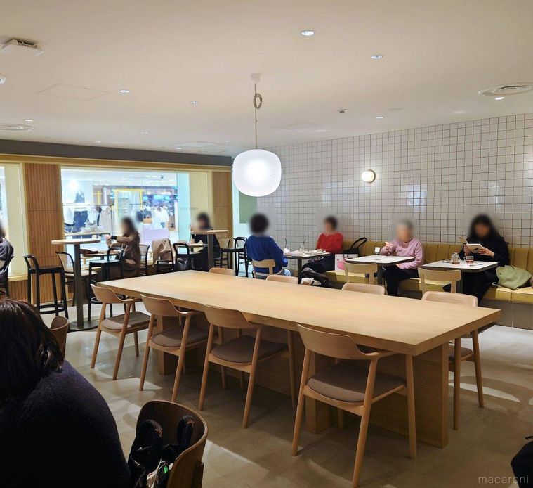 テーブル席が並ぶカフェ オッテの店内