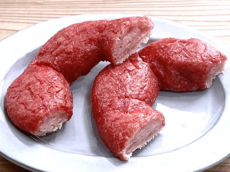 桜もちっとドーナツ 春かおるいちご風を半分にカットした様子