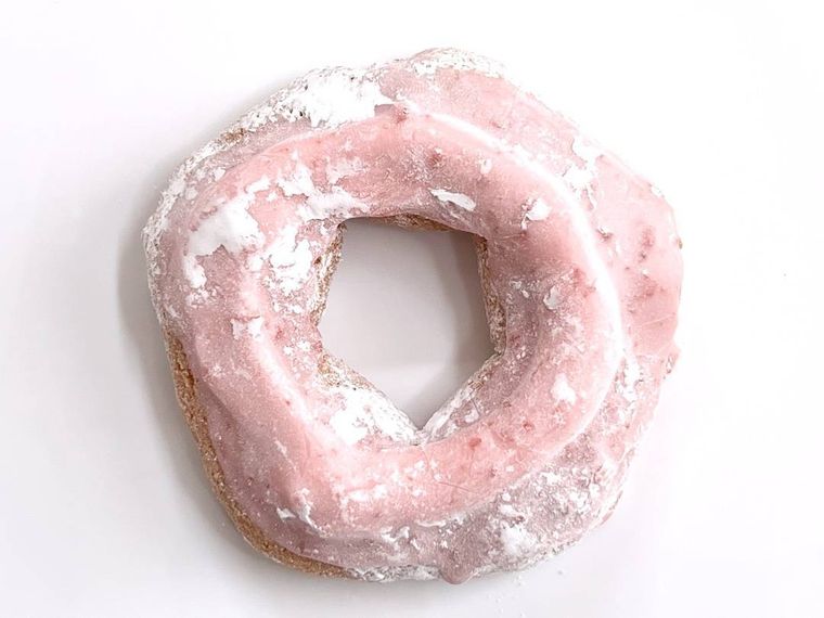 桜もちっとドーナツ 春めくいちごホイップだいふく風をパッケージから出した様子