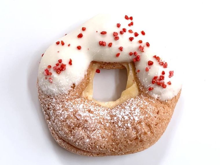 桜もちっとドーナツ 花やぐいちごみるくカスタードをパッケージから出した様子