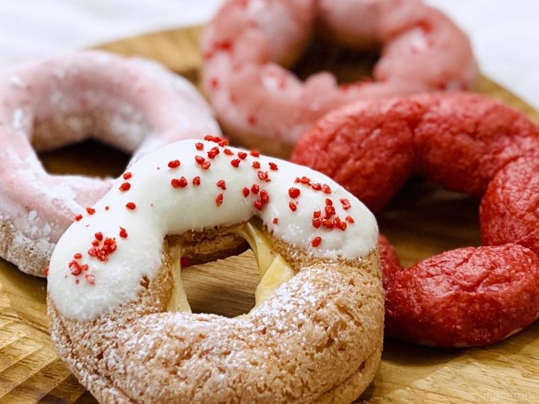 桜もちっとドーナツ4種類を木皿に盛り付けた様子