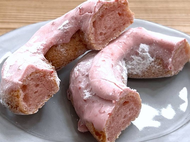 桜もちっとドーナツ 春めくいちごホイップだいふく風を半分にカットした様子
