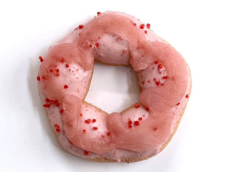 桜もちっとドーナツ 咲くいちごみるくをパッケージから出した様子