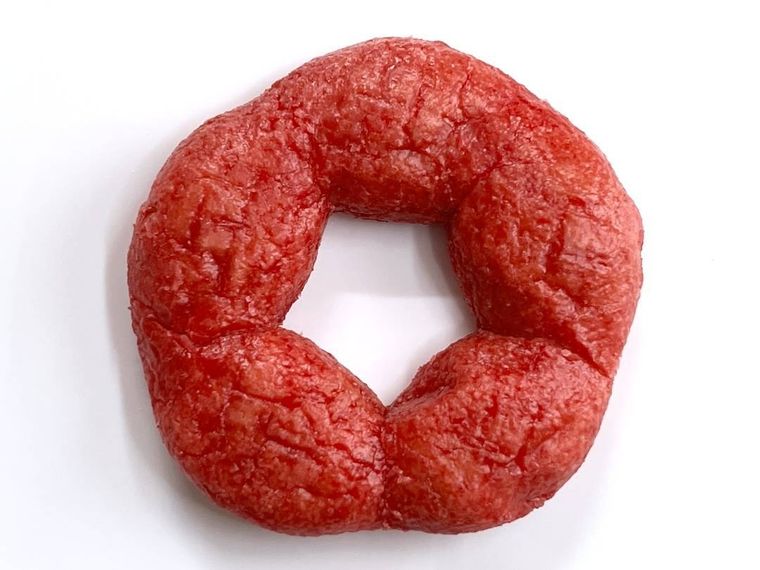 桜もちっとドーナツ 春かおるいちご風をパッケージから出した様子