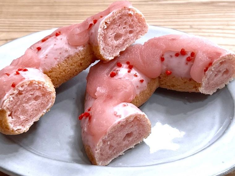 桜もちっとドーナツ 咲くいちごみるくを半分にカットした様子