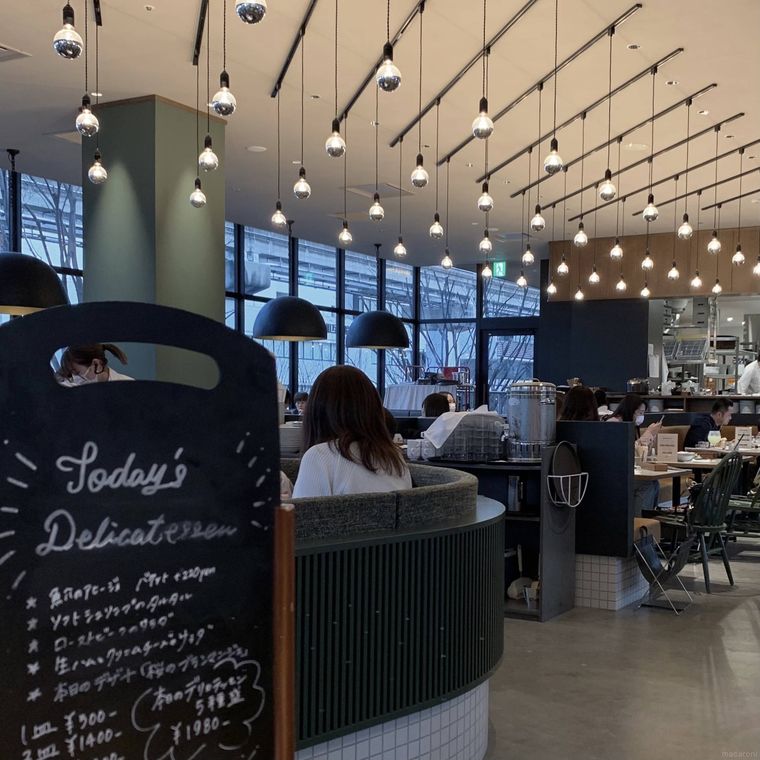 100本のスプーン 立川店の内観